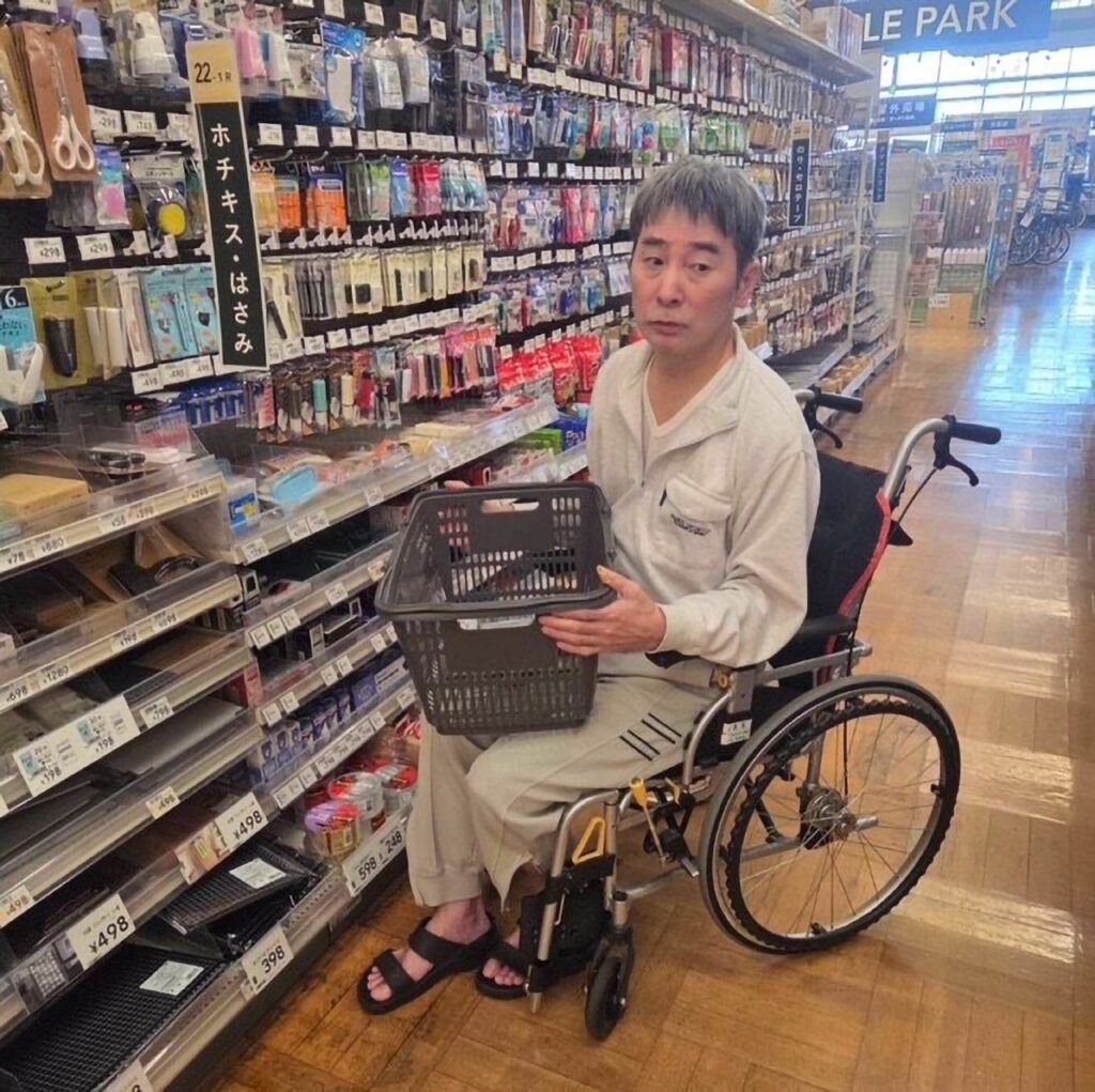 カインズの店内で買い物かごを手に商品を選ぶ車椅子の利用者様
