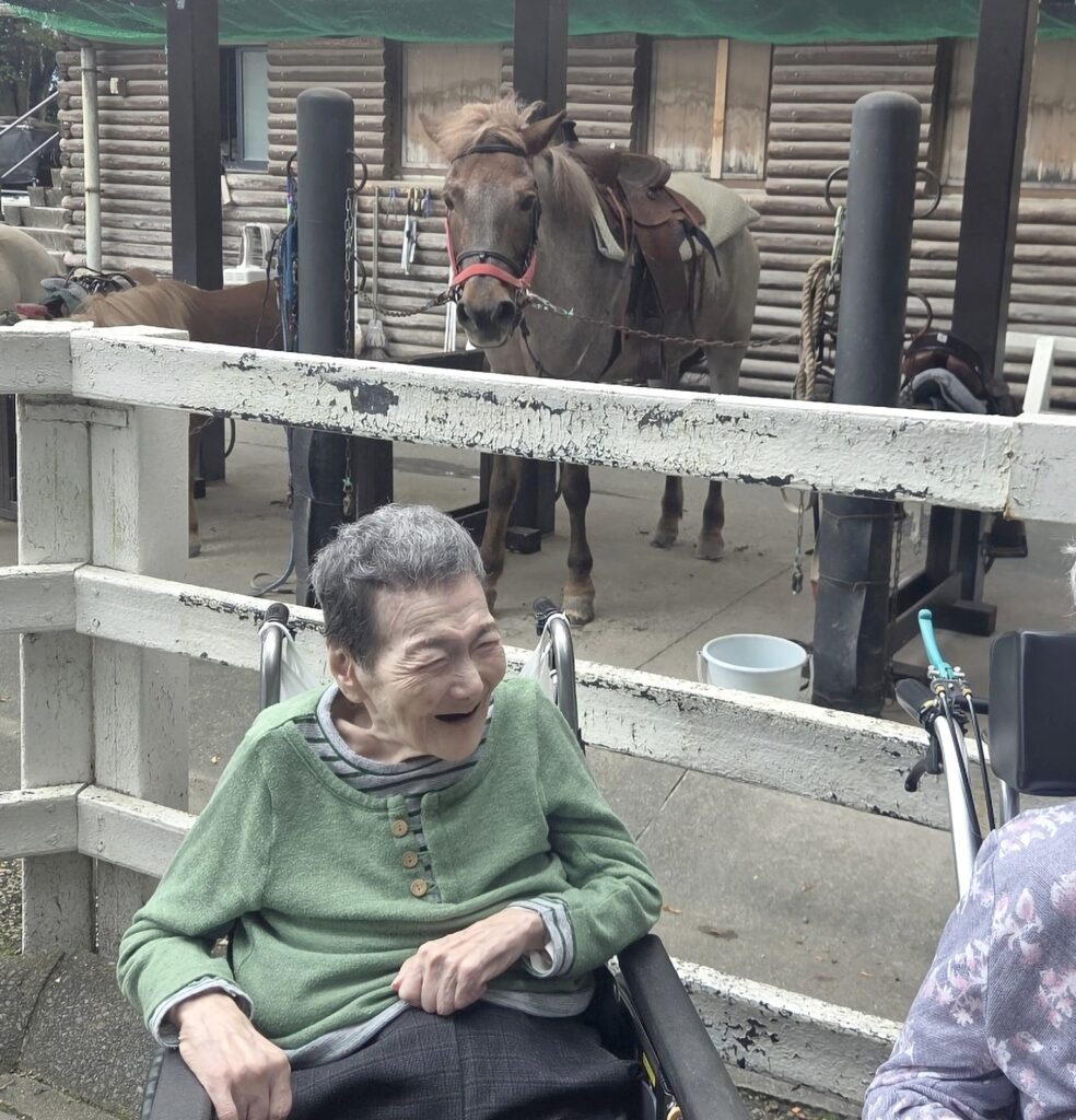 相模原麻溝公園でポニーを前に大きな笑顔を見せる車椅子の利用者様