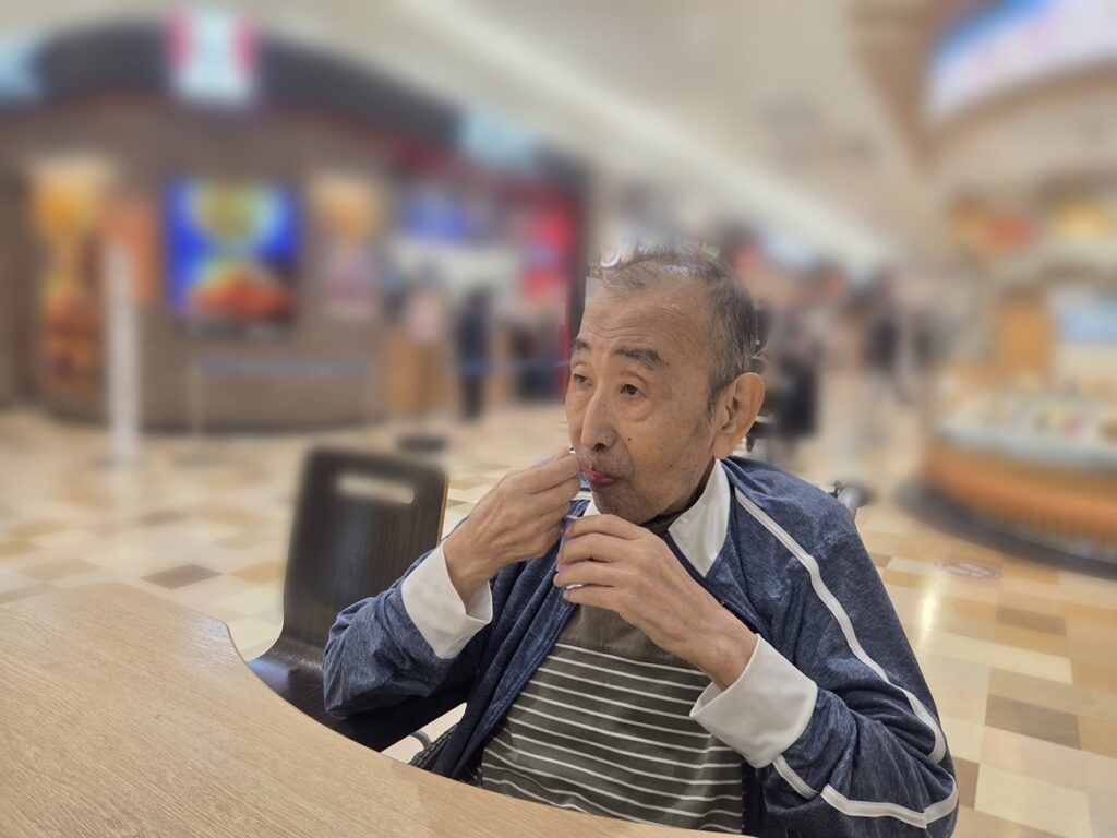 アリオ橋本のフードコートで食事を楽しむ利用者様